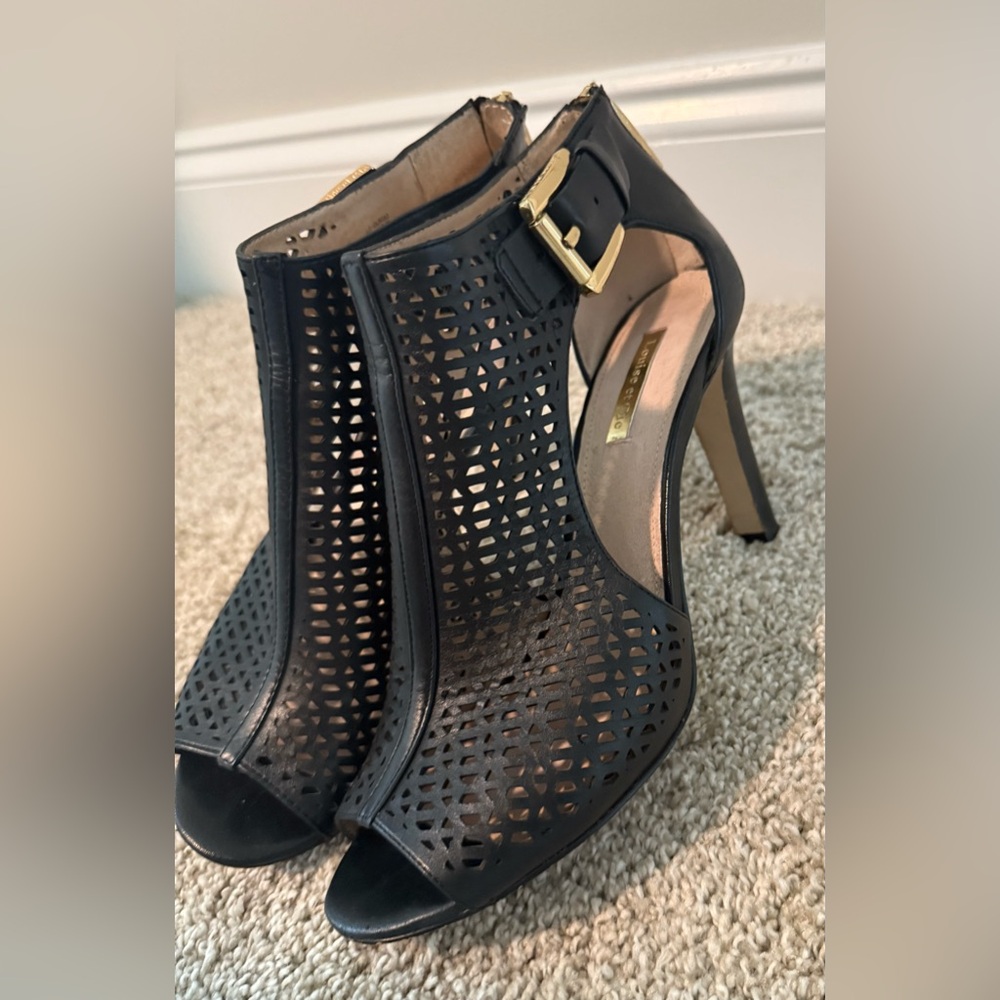 LOUISE ET CIE - Elegant Black Peep-Toe Heels with Gold Hardware - Size 8 - Picture 15 of 15